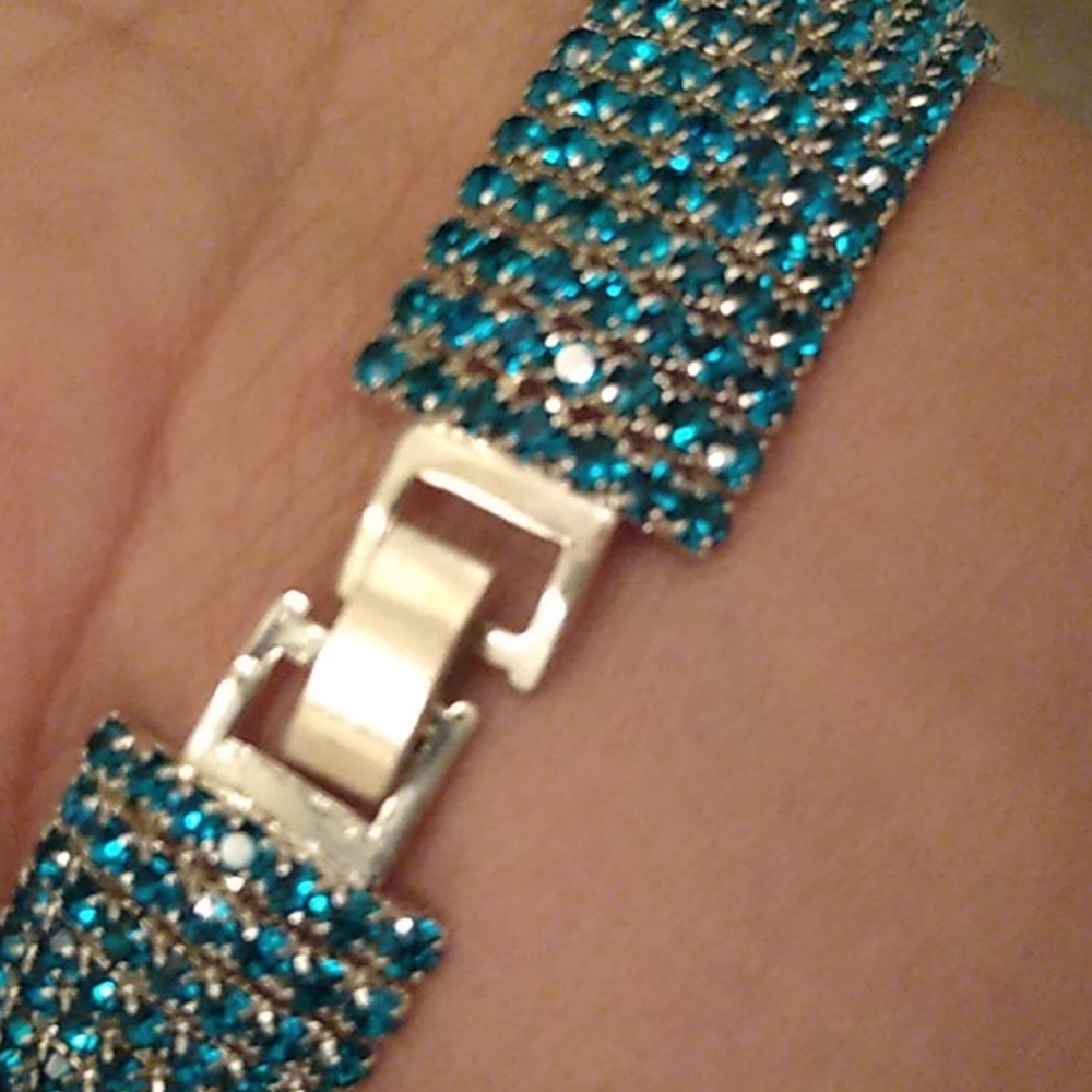 Two bracelets and ring costume jewelry - Picture 2 of 12